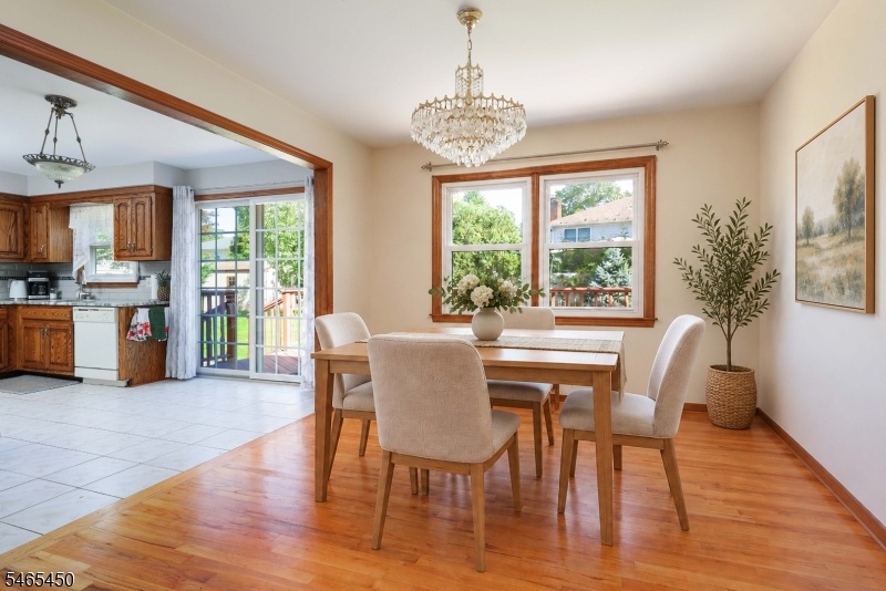 Dining Room (AI Staged)