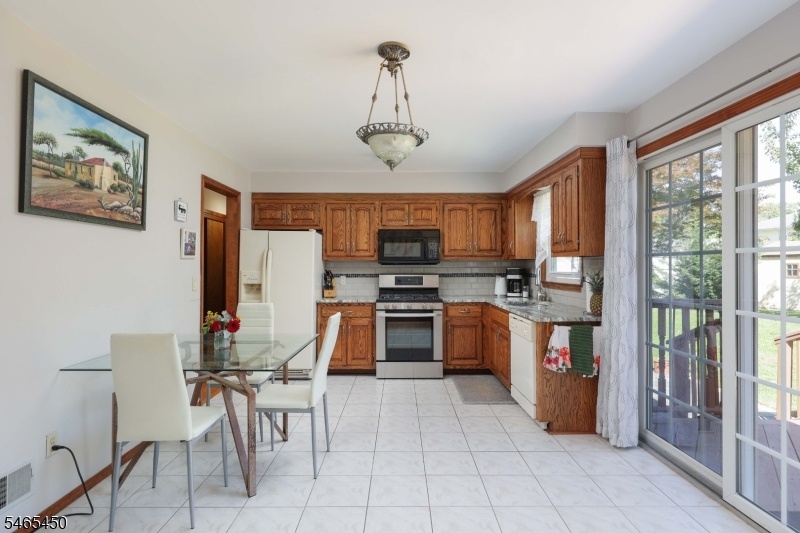 Eat-in Kitchen
