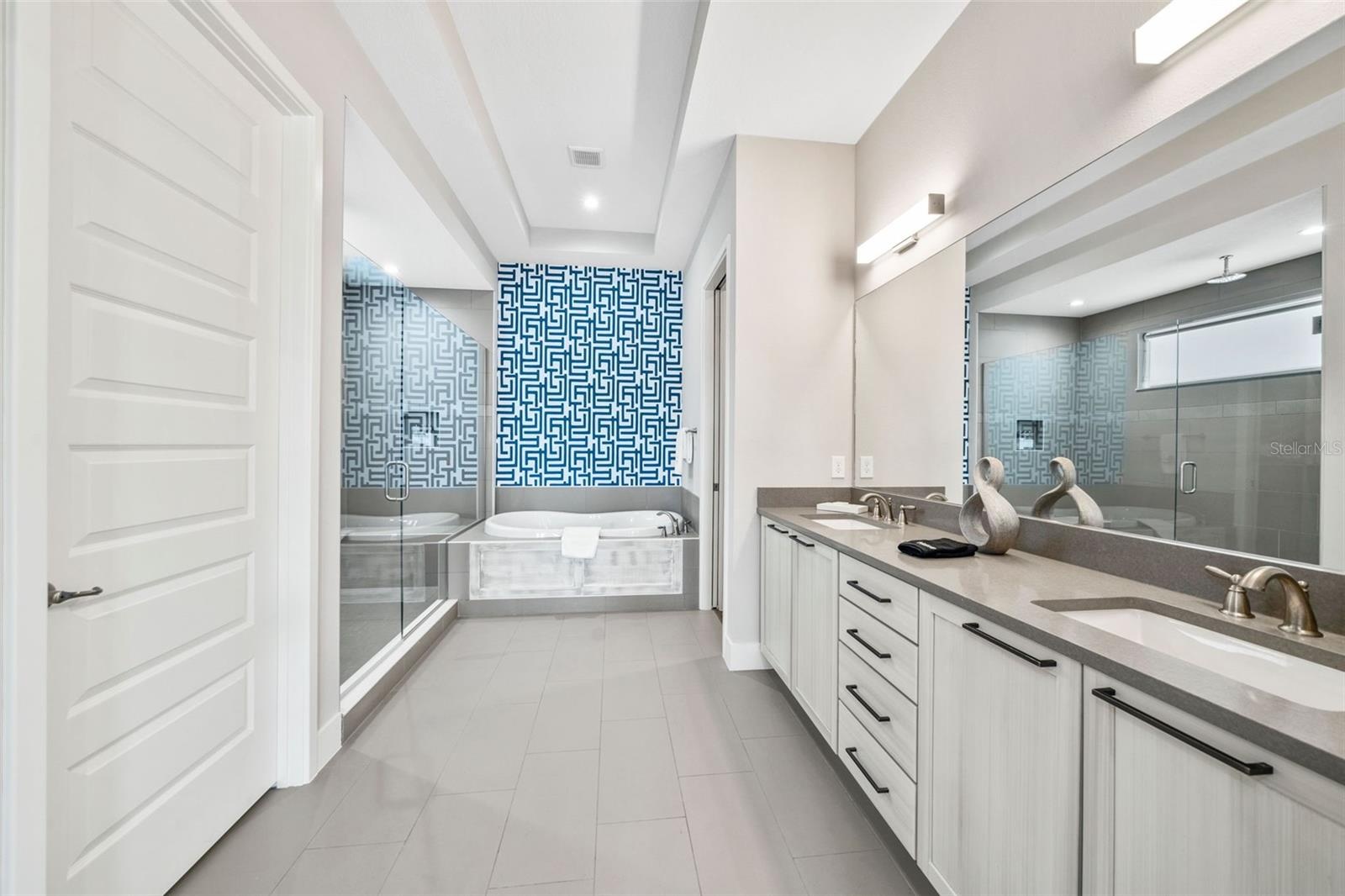 2nd floor primary bathroom