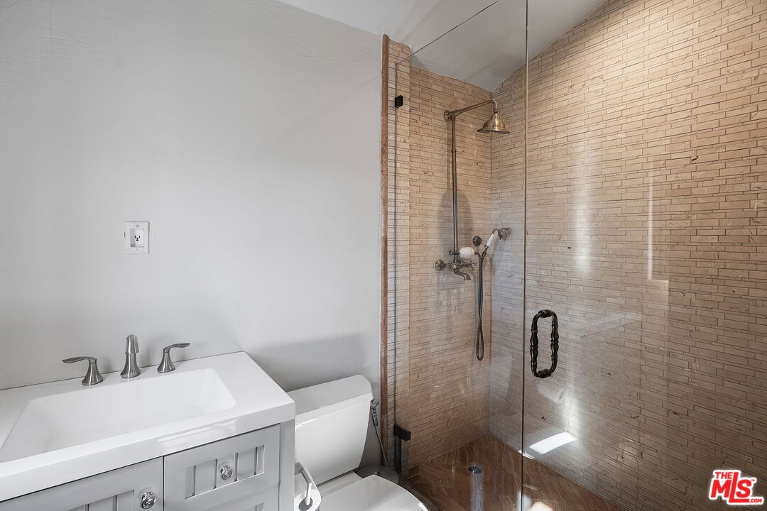 En suite bathroom featuring a