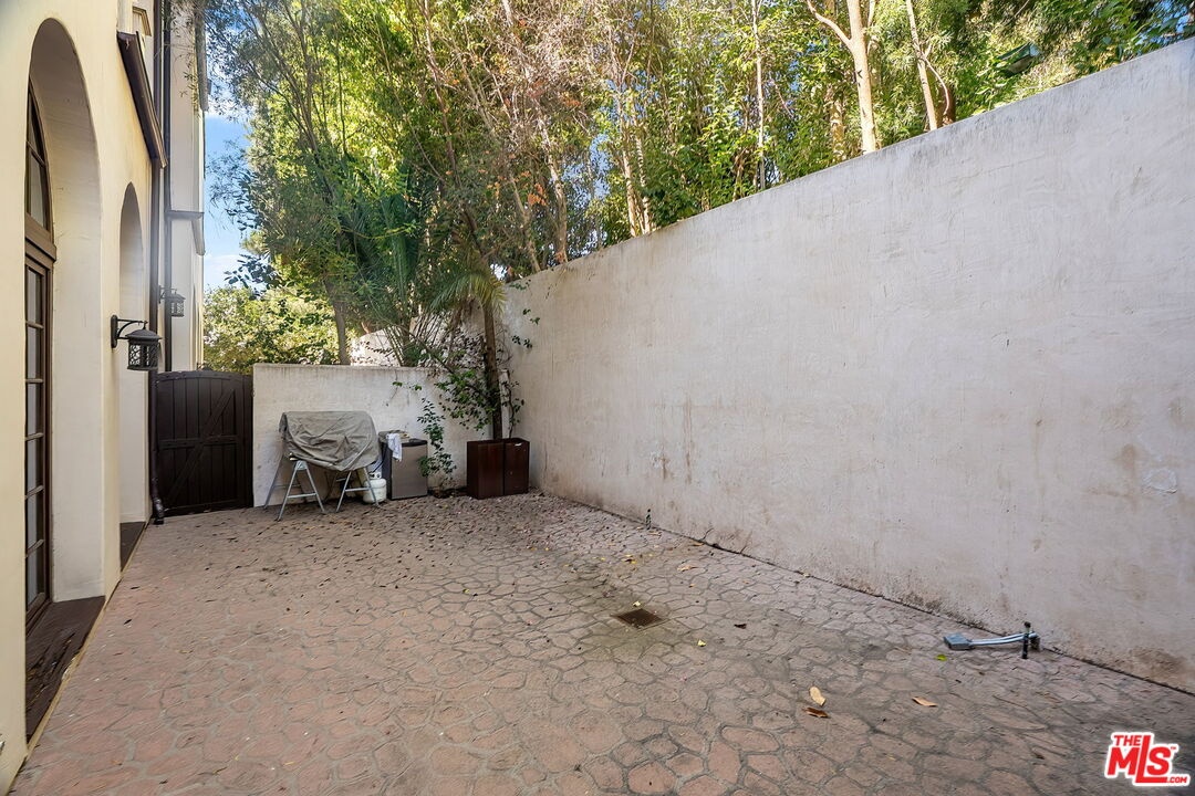 Private backyard patio offerin