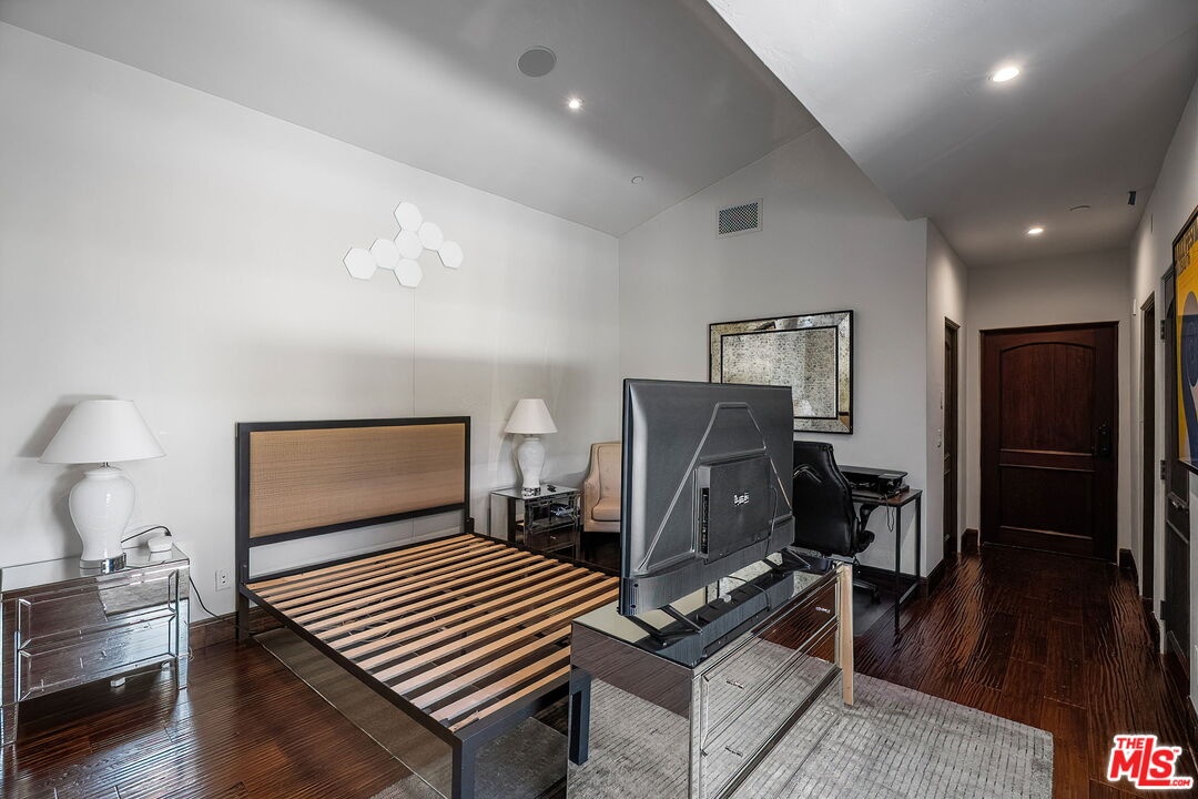 Flexible bedroom or office spa