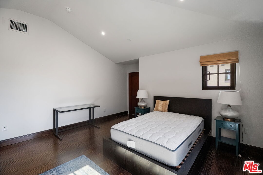 Bedroom with high ceiling, dar