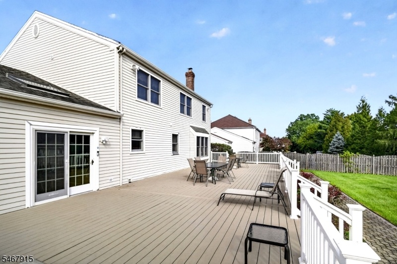 Expansive deck