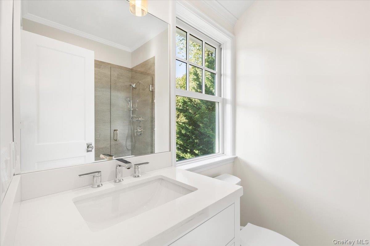 En-suite second floor bathroom