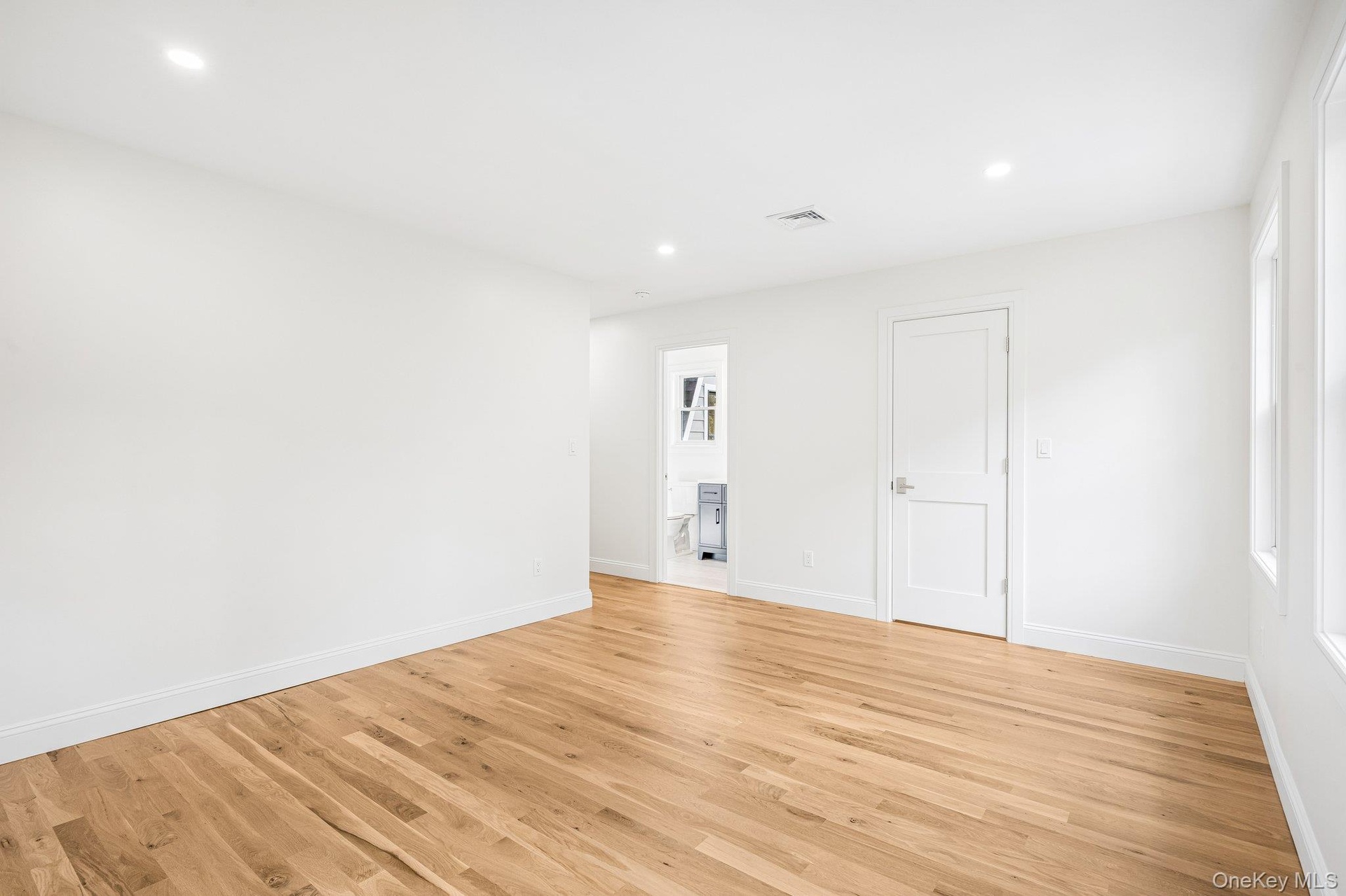 A calm, flexible room for an office, studio or guest suite. A short walk, about 700 feet, brings you to CoHo Coffee House in the Bayport-Blue Point Li