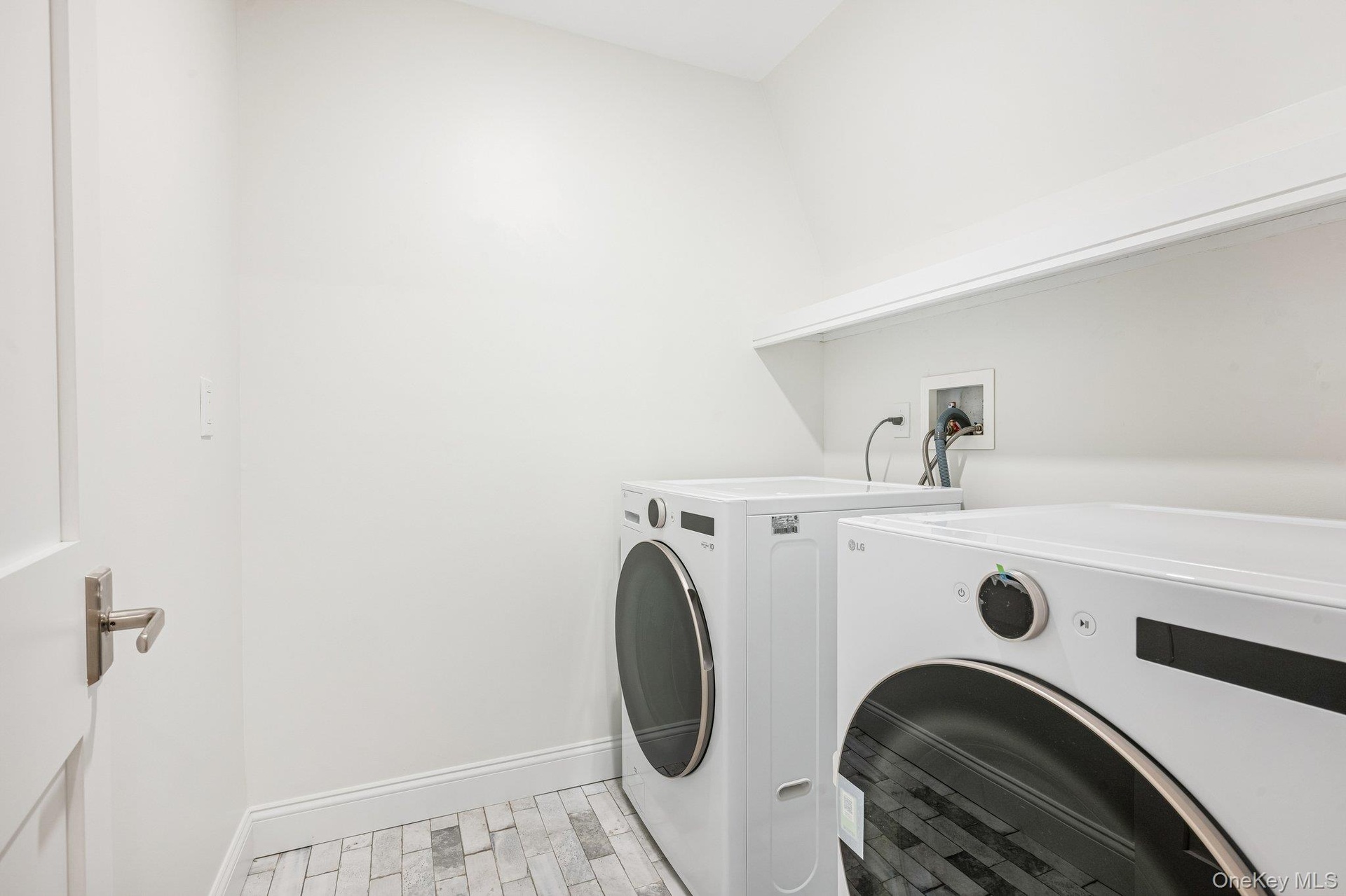 Second-floor laundry with a gas dryer, right where you need it. Errands stay close: King Kullen grocery is right in Blue Point, and Bayport Flower Hou
