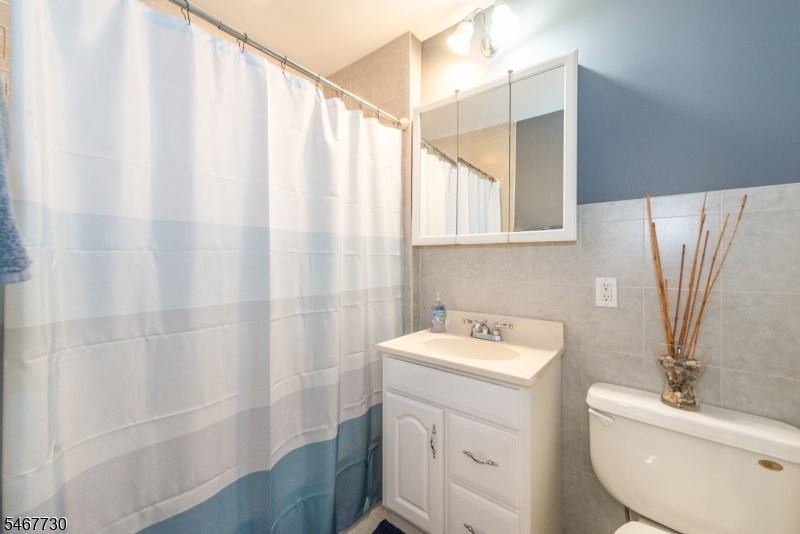 1st Floor Bath Main