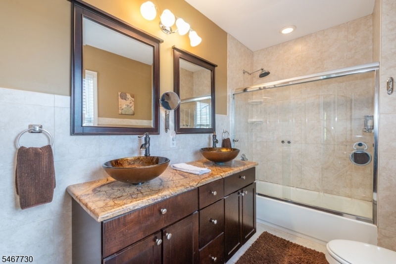 2nd Floor Bath/Main