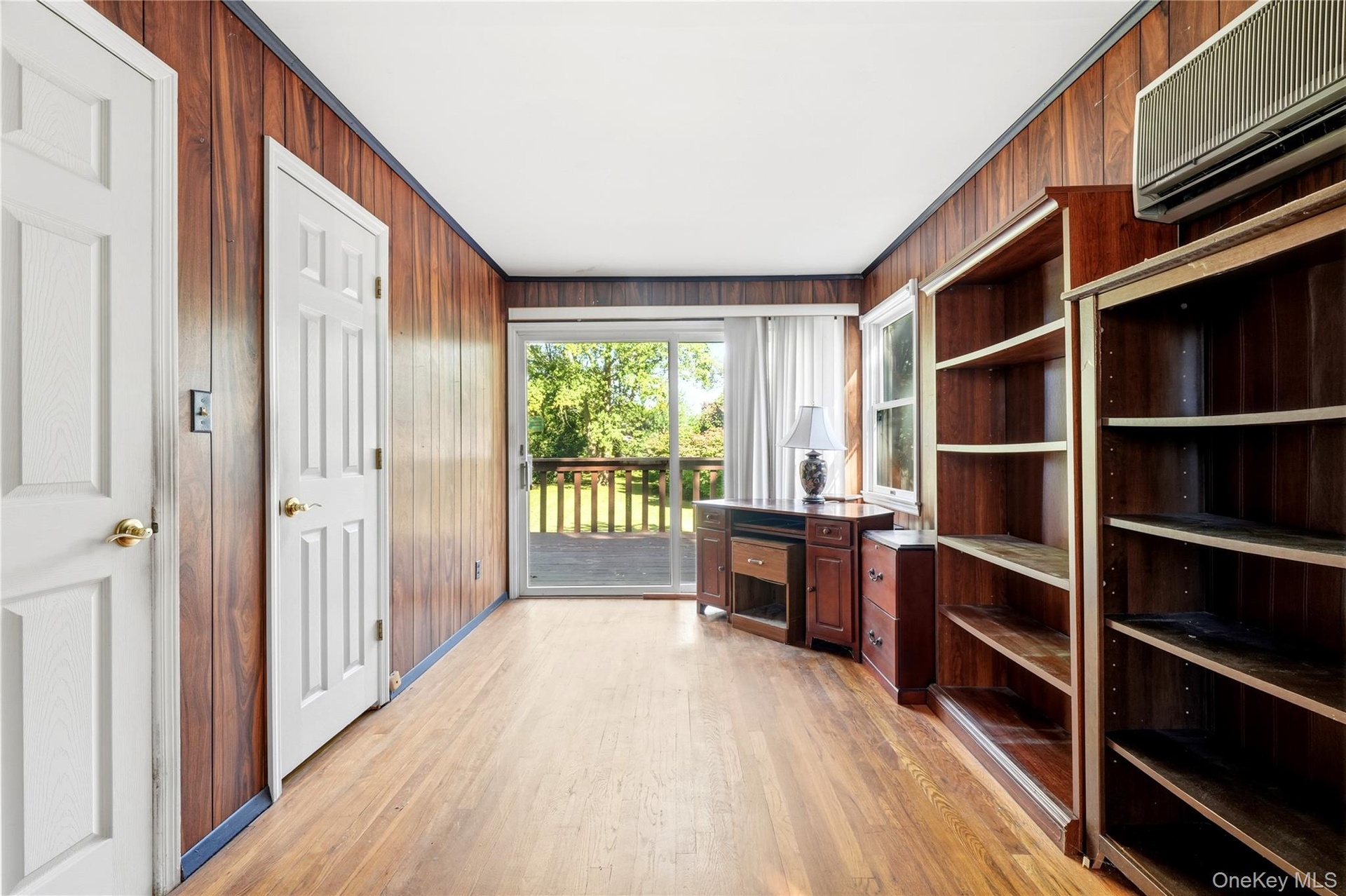 Primary Ensuite Sitting Area, Playroom or library. With proper permits could be a 4th bedroom.