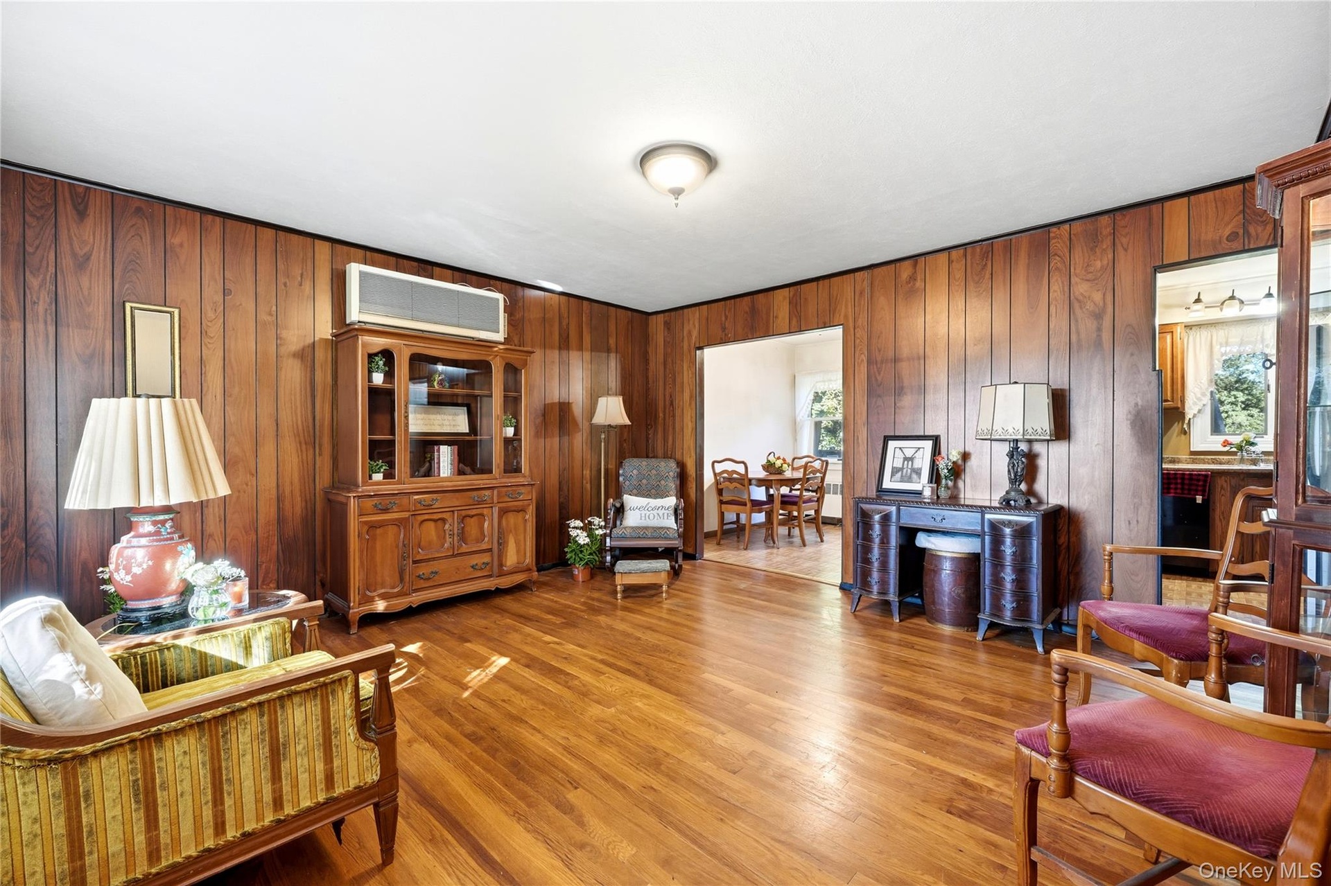 Large Livingroom with GORGEOUS Hardwood Floors.