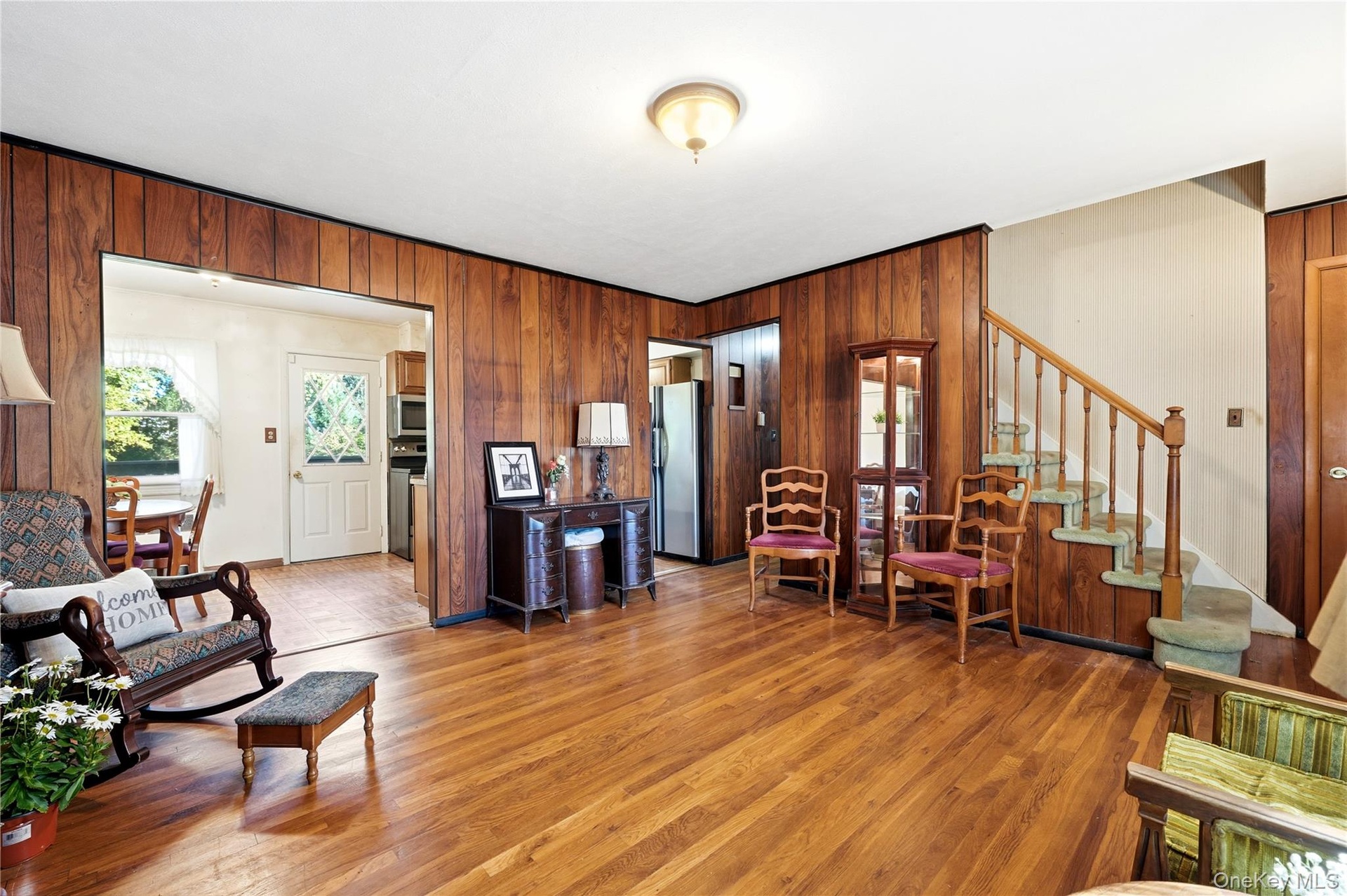 Large Livingroom with GORGEOUS Hardwood Floors.
