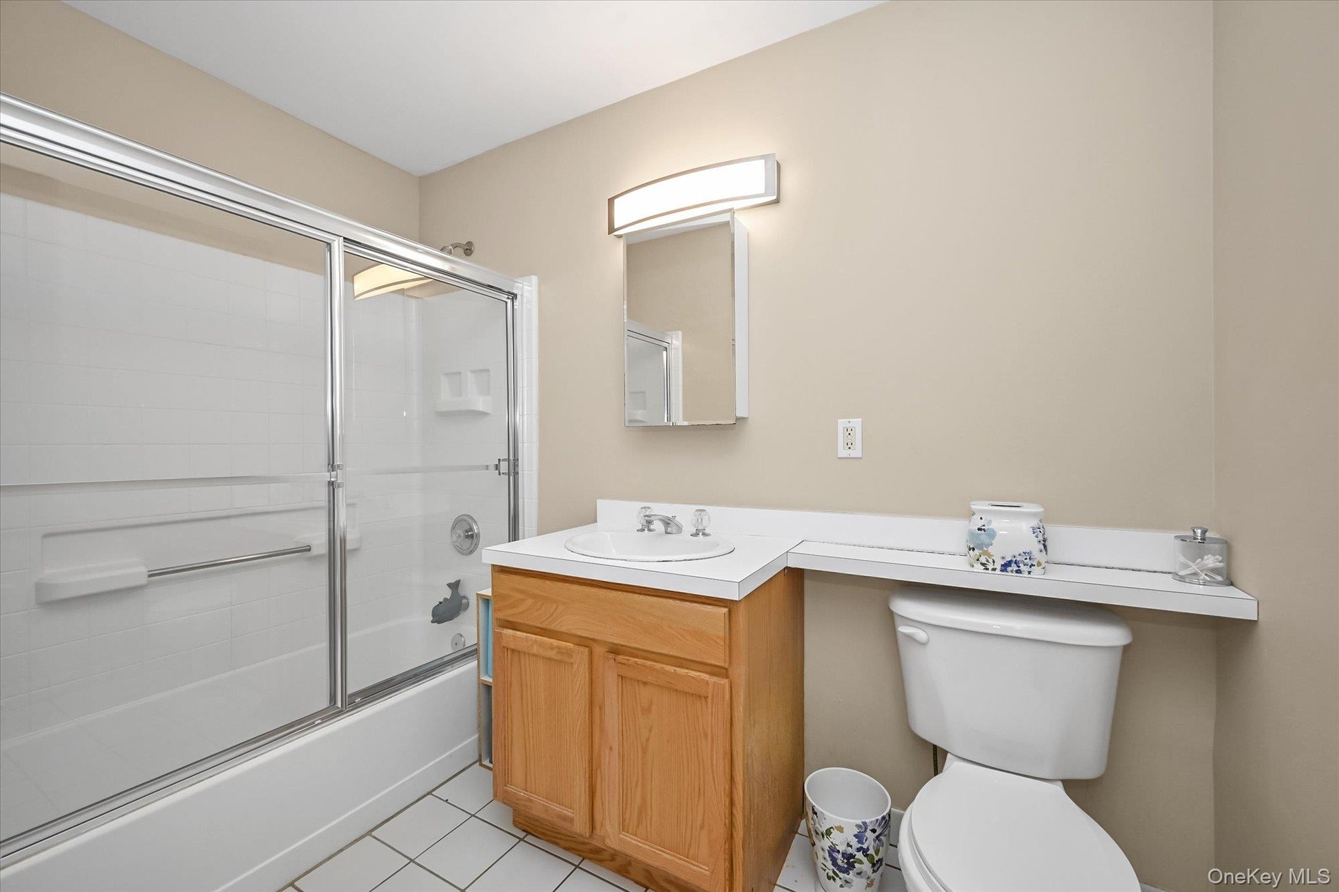 Primary bathroom with tub/shower combination