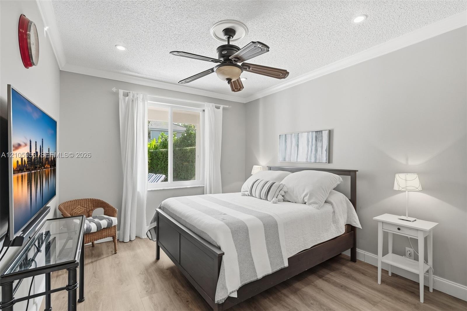 Room on 1st Floor featuring wood-finish flooring, a ceiling fan with integrated lighting, recessed lighting, crown molding, and a sliding window