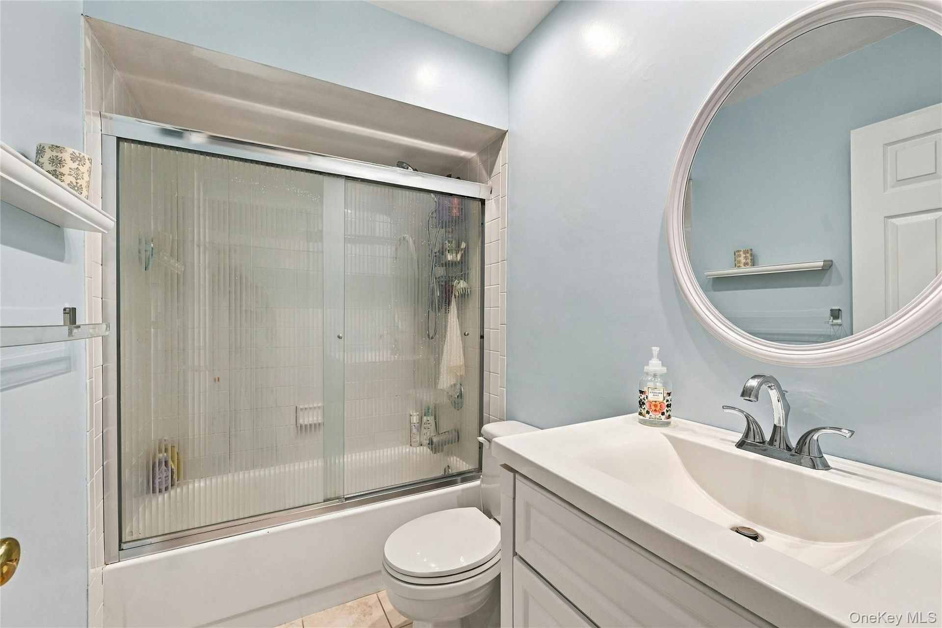 Hall Bathroom with tub