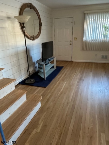 Living room w.shiplap wall