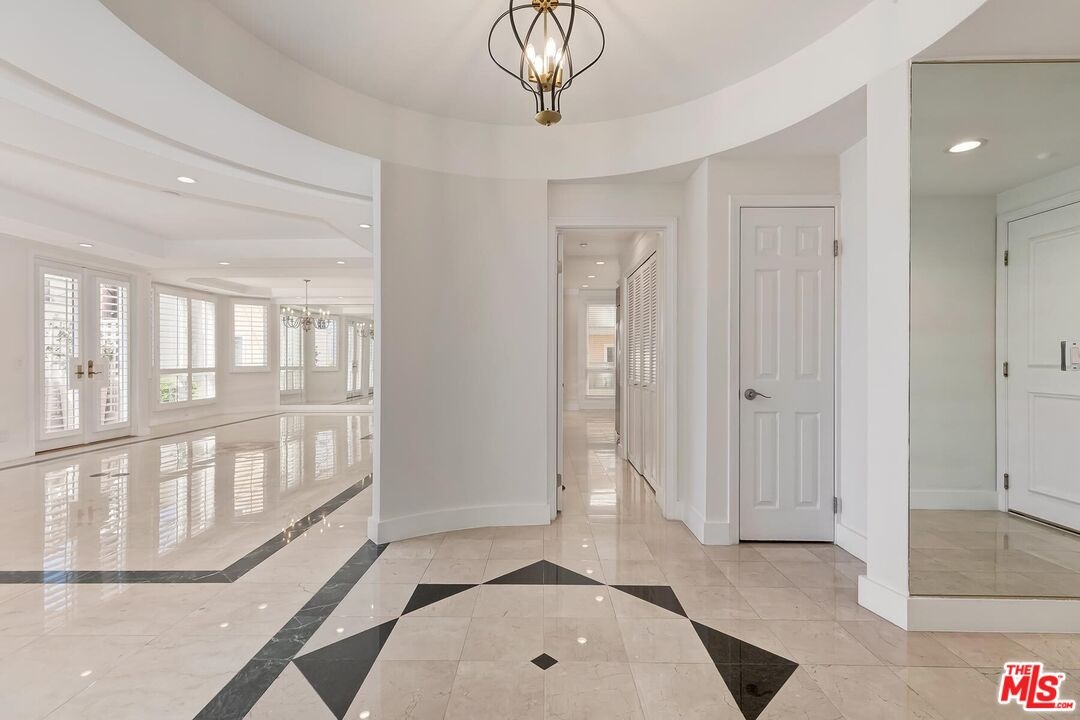 Elegant Rotunda Entry Foyer