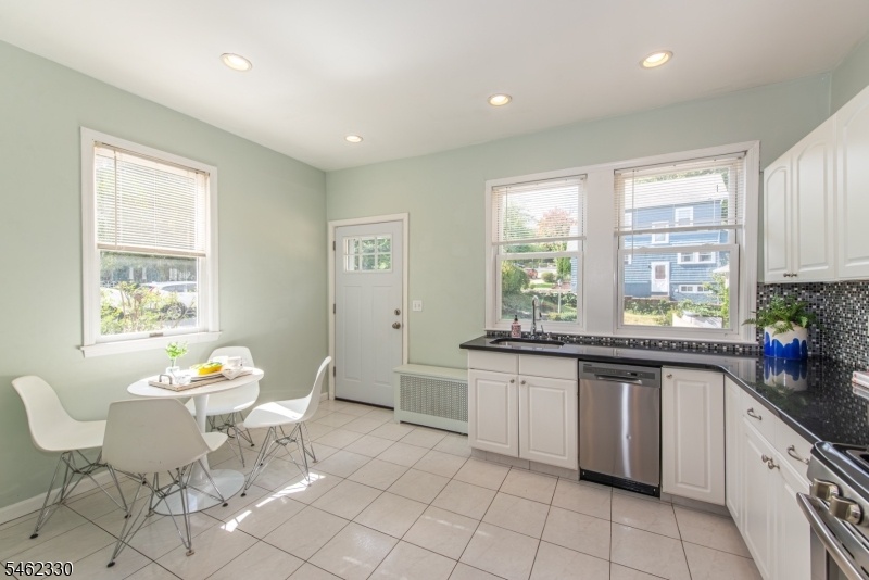 Eat-in Kitchen