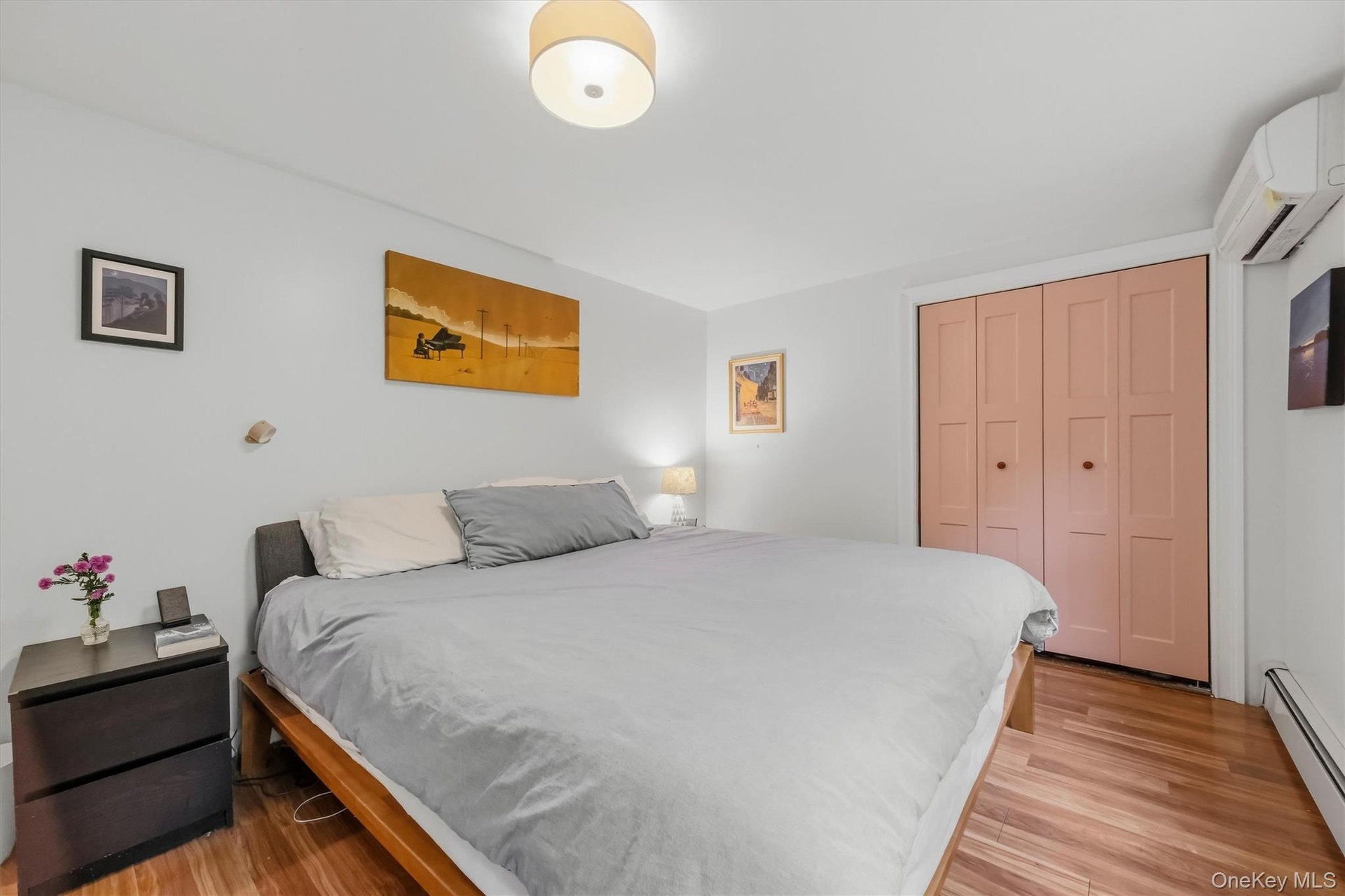 King size bed allows for night-tables.
