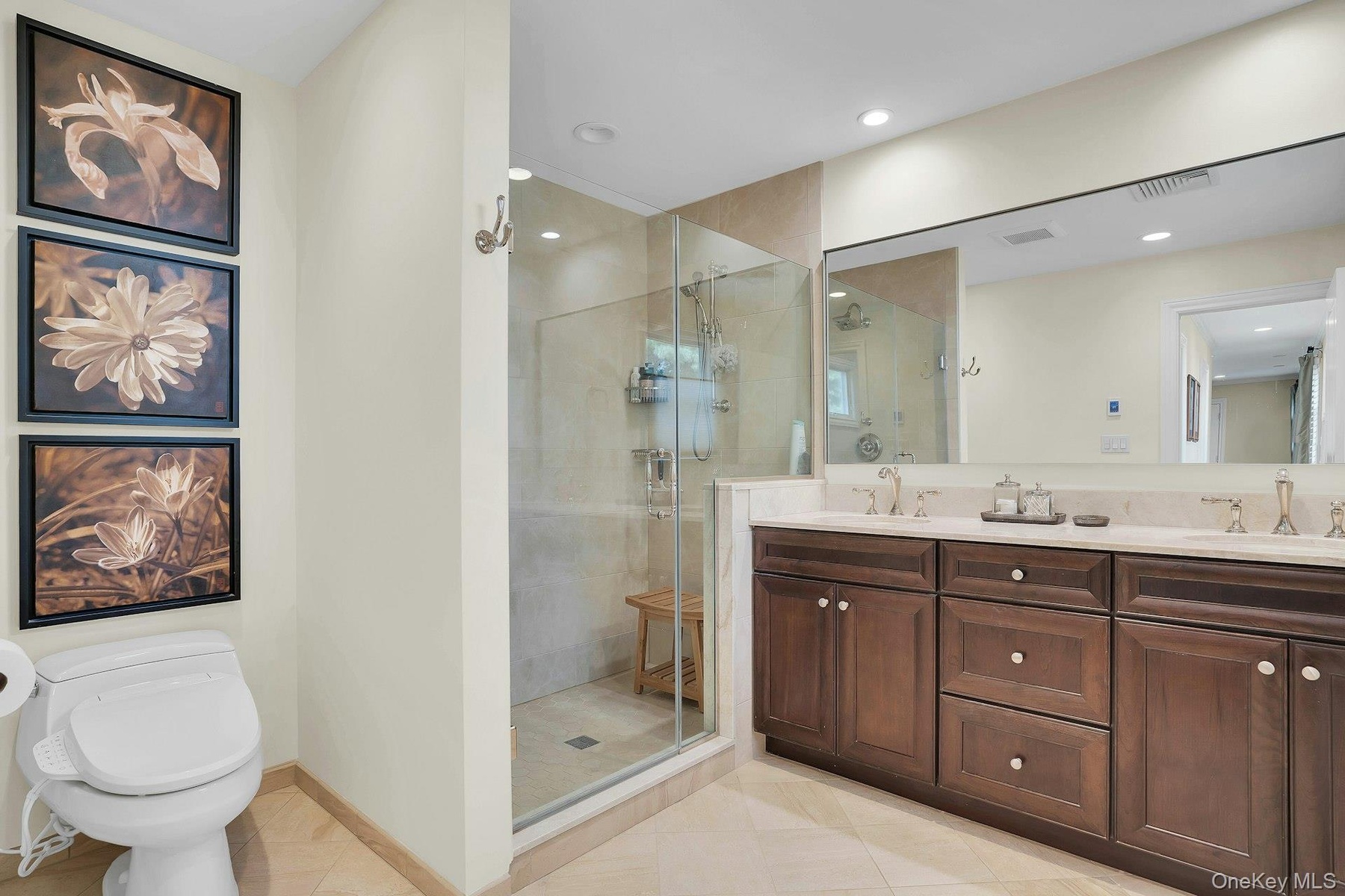 Gorgeous bathroom.