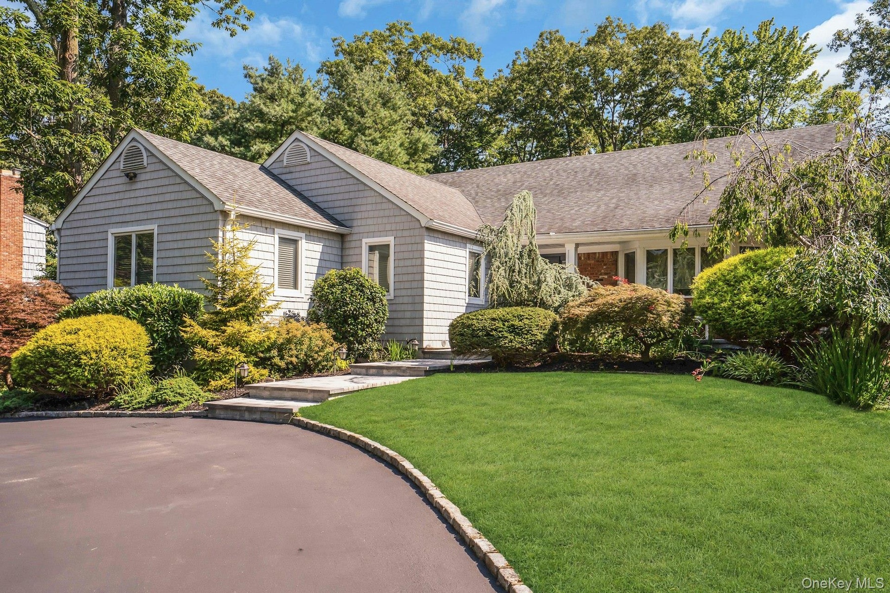 5 Bedroom, 3.5 Bathrooms, Basement, Pool.