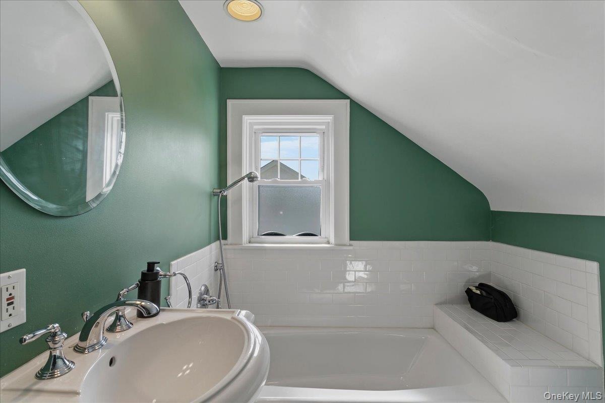 3rd floor full bathroom