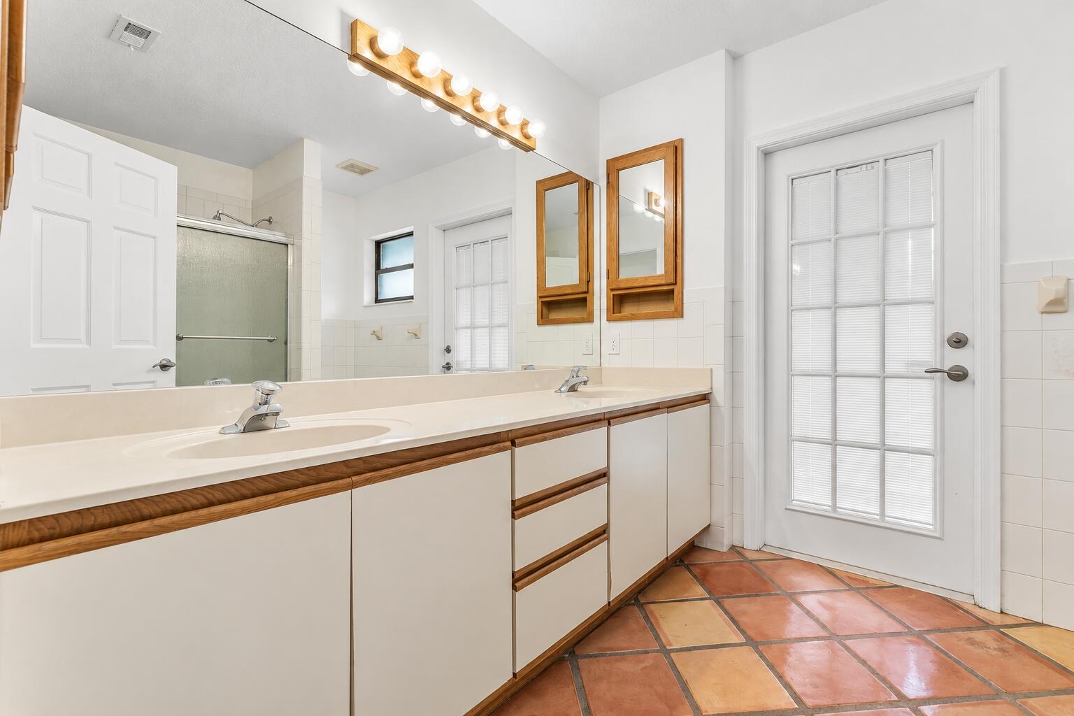 Cabana Full Bathroom