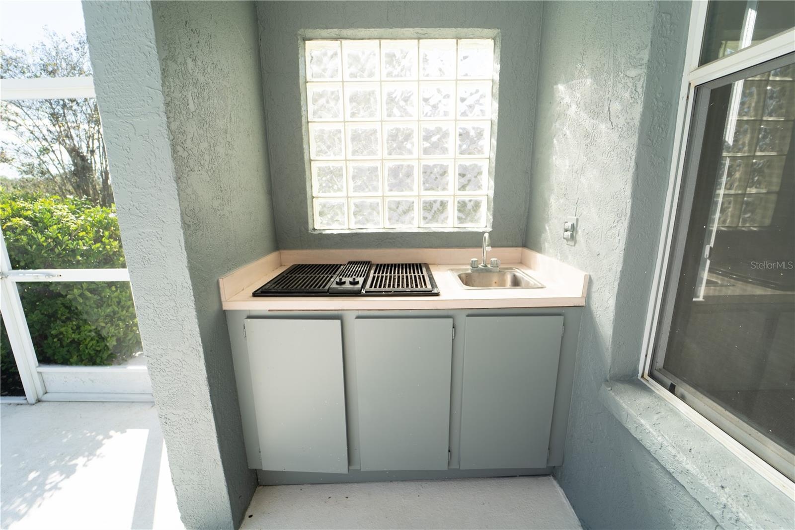 OUTDOOR GAS BBQ GRILL/SINK
