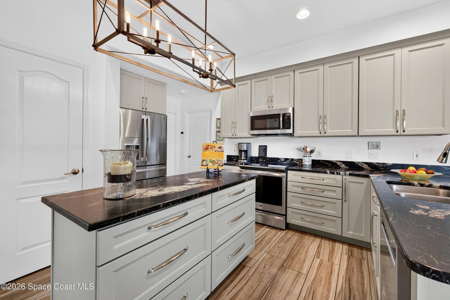 Shaker cabinets, stainless appliances