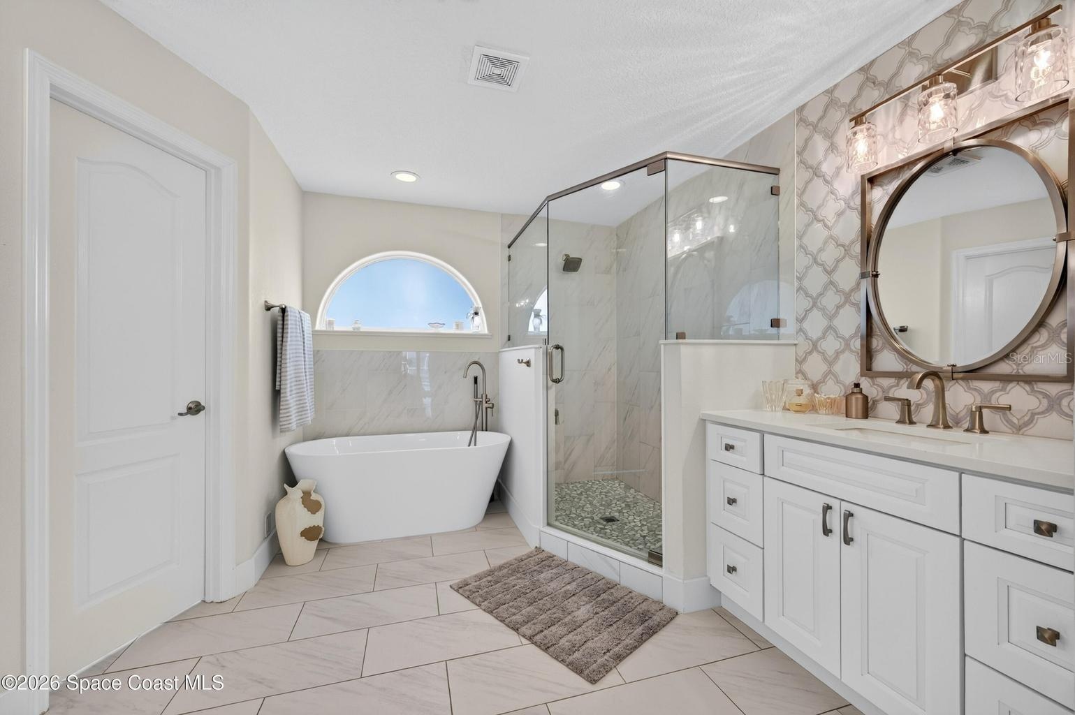 Soaking tub and dual vanities