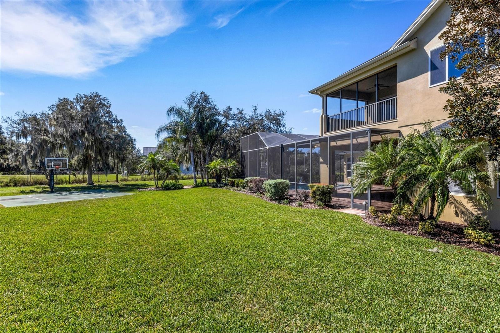 This residence is situated on one of the largest single lots in Eaglebrooke (approx 0.72 acre in size) so the backyard is amazing.