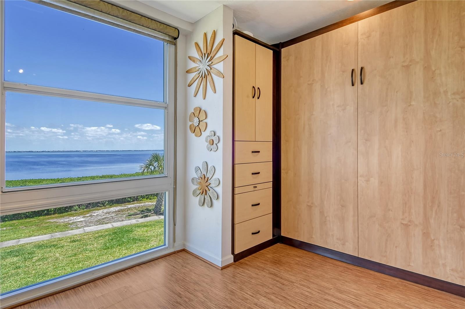 Florida Room Including Queen Murphy Bed & Guest Closet/Drawers!