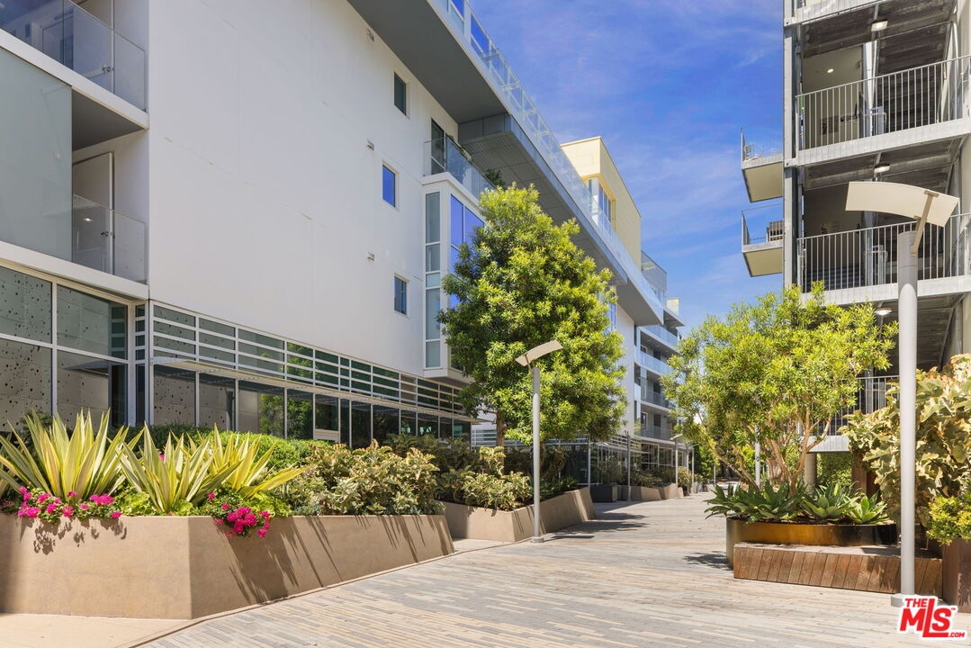 Waverly Building Walkway