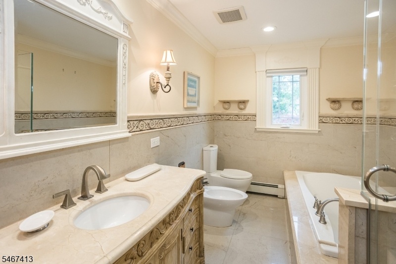 2nd floor hall full bath