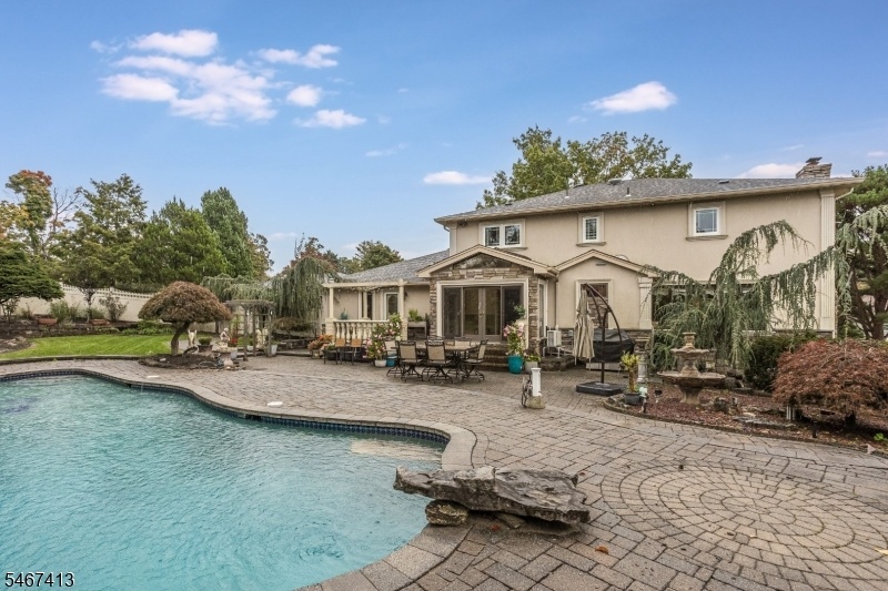 Pool to house