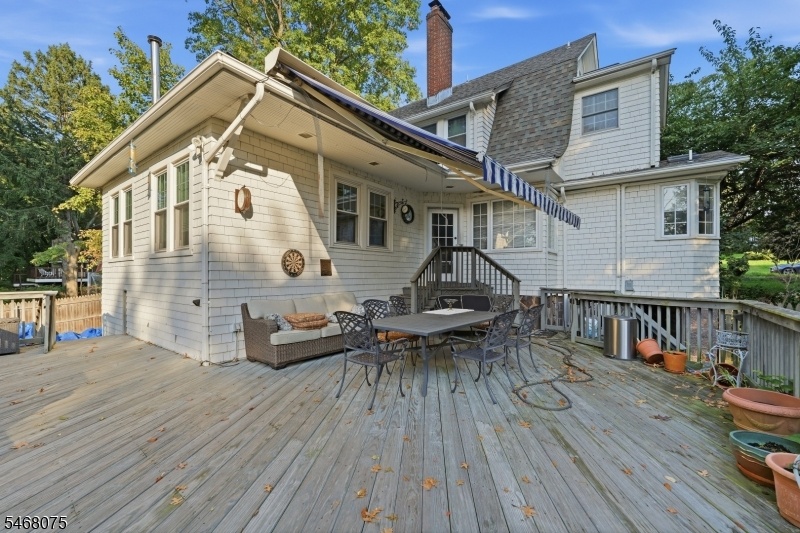 210 Leonia Ave