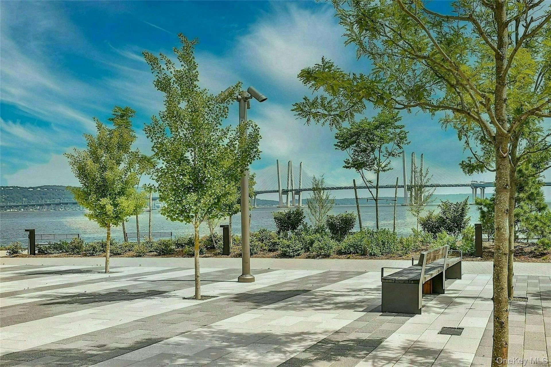 Edge-on-Hudson waterfront park with view of the Mario M. Cuomo Bridge... relax and enjoy the view