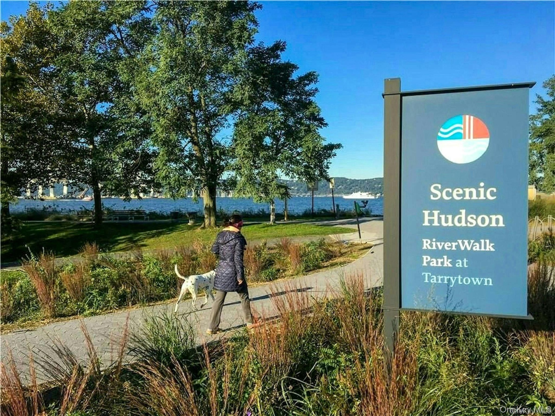 Scenic Hudson RiverWalk Park along the shores of the Hudson River in Sleepy Hollow / Tarrytown