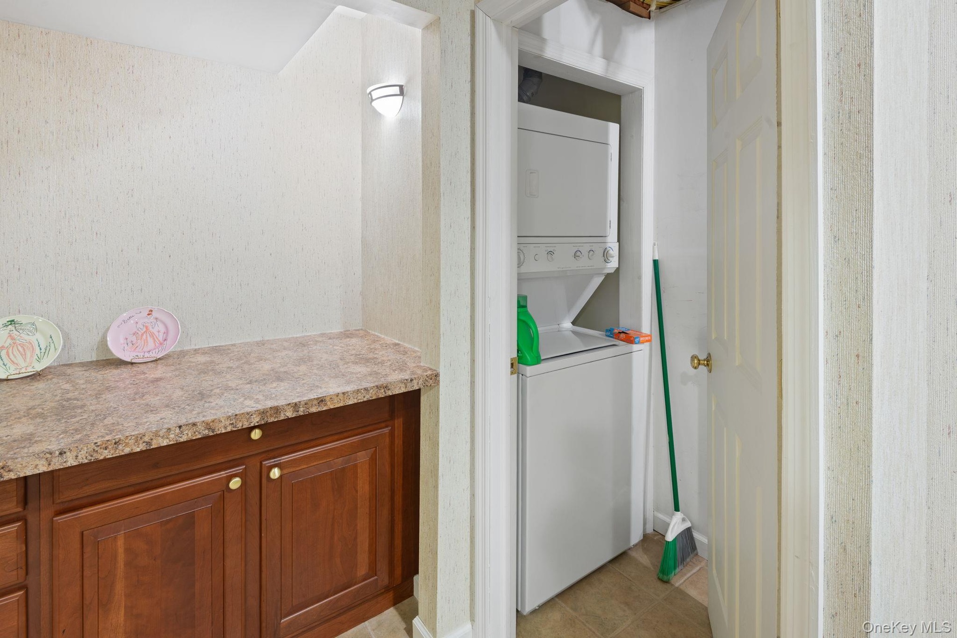 Breakfast Bar & laundry in Lower Level
