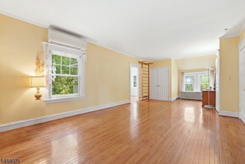 210 Leonia Ave