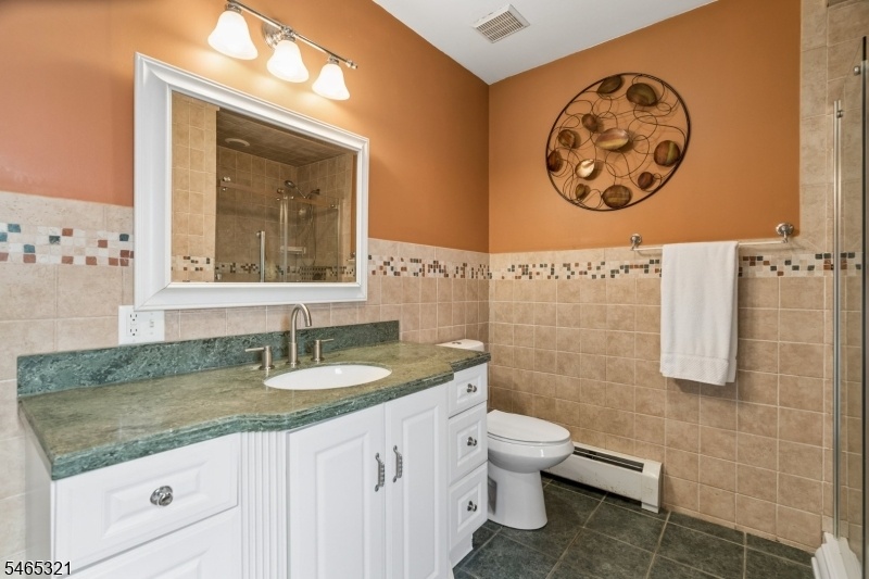 Guest Suite - Full Bath