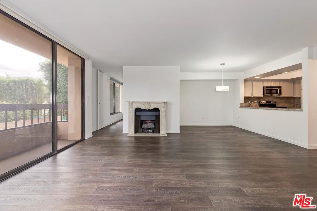 Living across dining to kitche