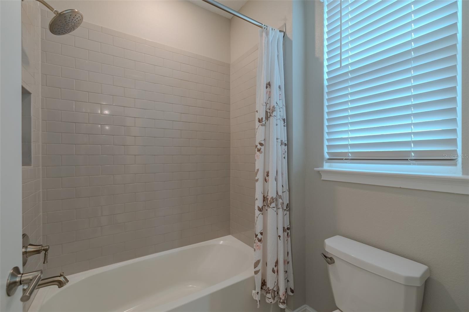 Full bath with pravate Shower / toliet room