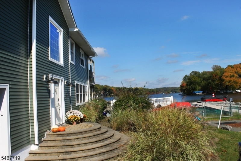 Lake front with level lot
