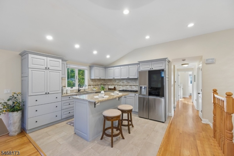 Kitchen / Breakfast Bar