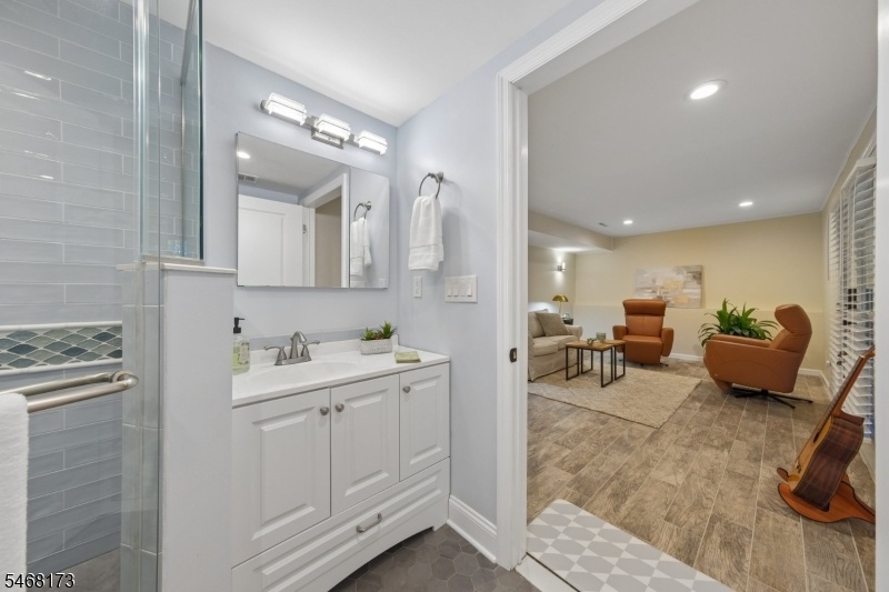 Full Bathroom off Family Room