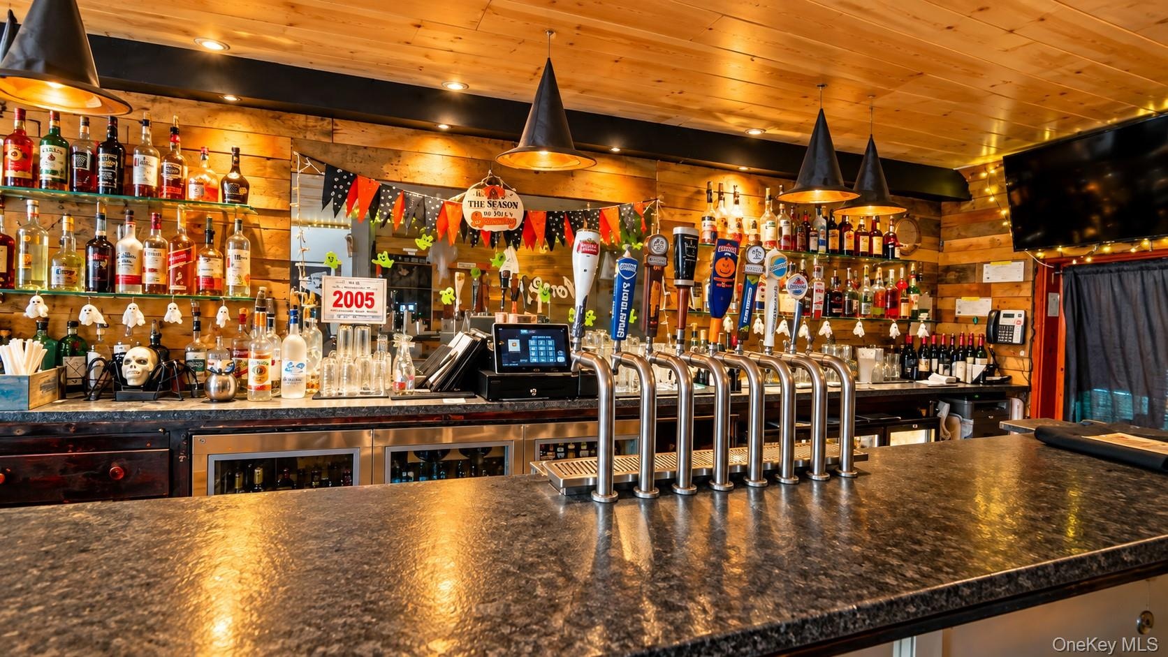 The Tavern boasts a fantastic bar with plenty of beers on tap and a lively, welcoming atmosphere that keeps people coming back! Whether you’re meeting