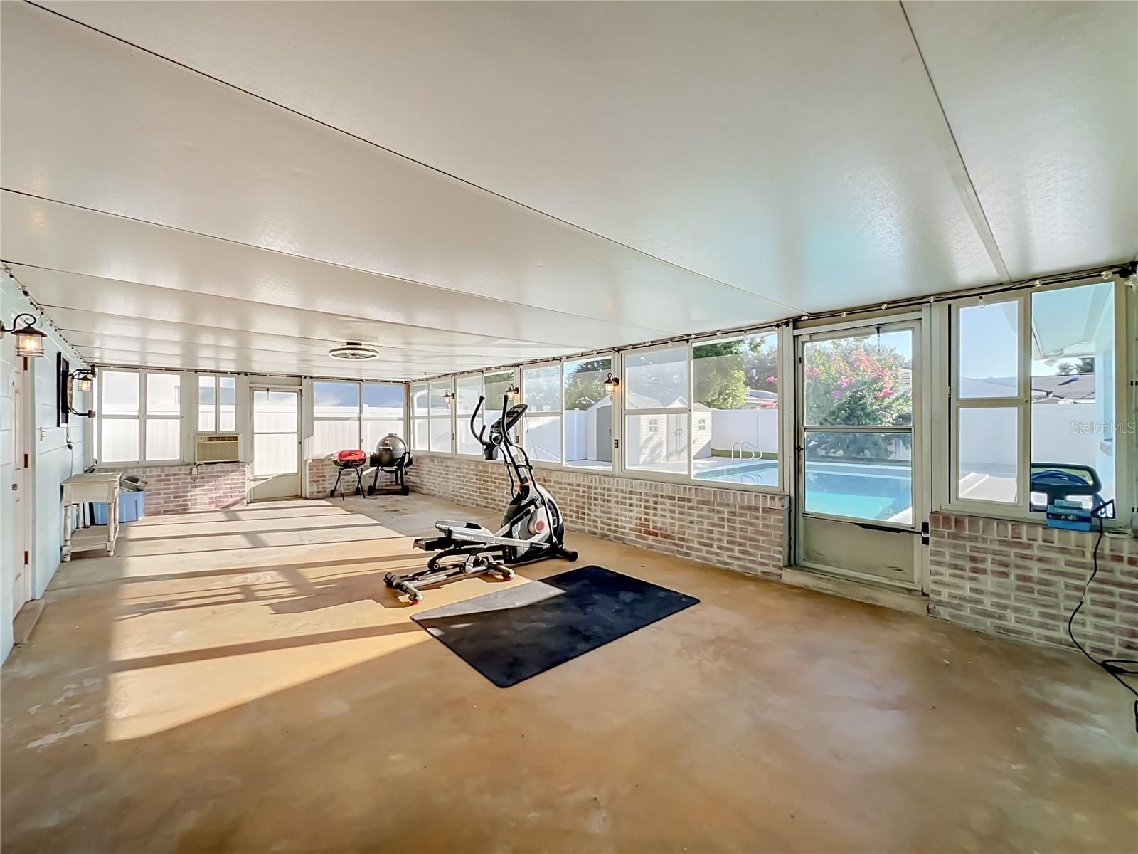 Over-sized Screened Patio