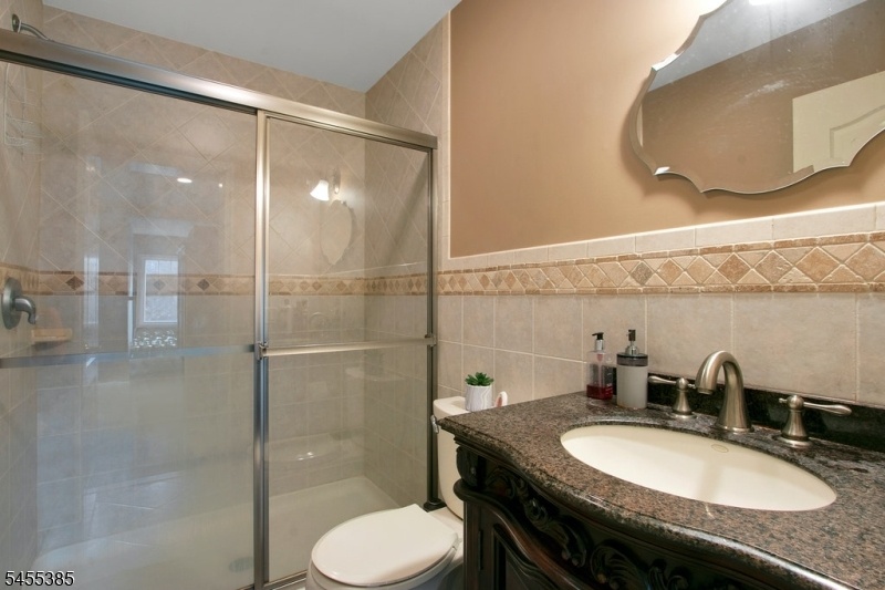 Full Bath in Guest Suite