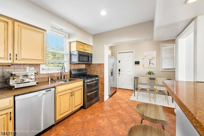 Kitchen w/ breakfast bar